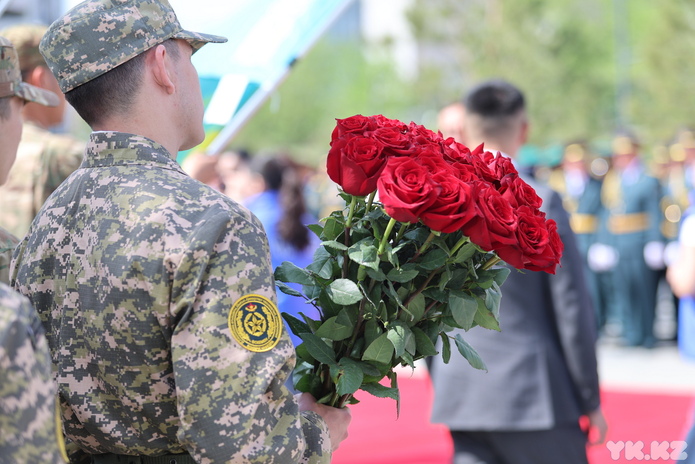 В Усть-Каменогорске к памятнику Первого министра обороны возложили цветы